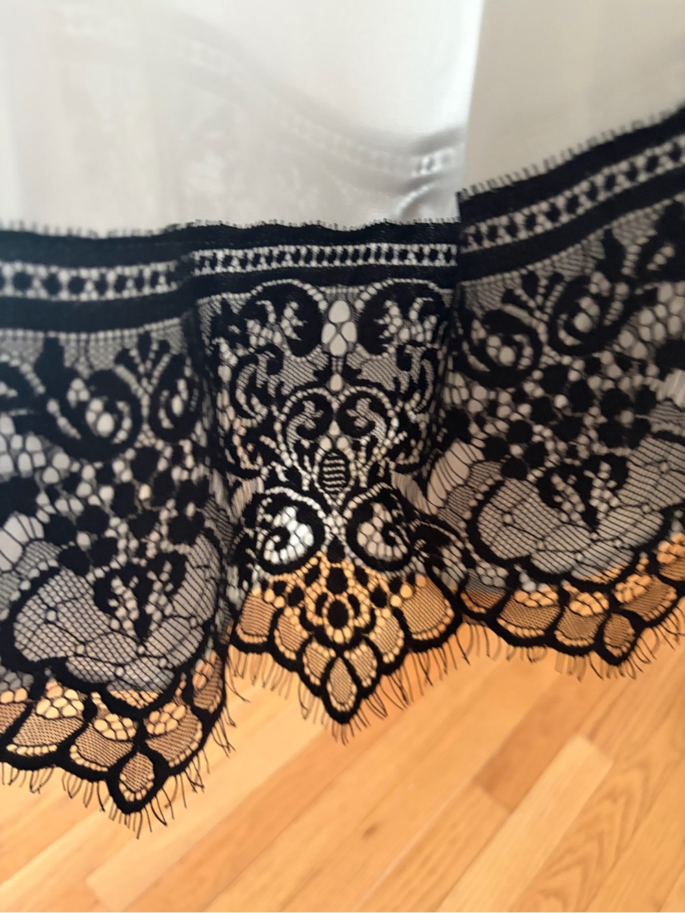 Women’s White Cold-Shoulder top with Black Lace Trim - size Medium NWT - Picture 6 of 6